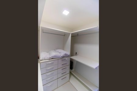 Casa à venda com 450m², 5 quartos e 2 vagas Casa à venda com 450m², 5 quartos e 2 vagasCloset da suíte