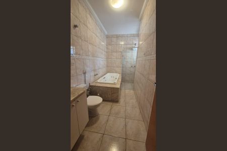 Casa de condomínio à venda com 242m², 4 quartos e 4 vagas Casa de condomínio à venda com 242m², 4 quartos e 4 vagasBanheiro
