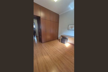 Casa de condomínio à venda com 242m², 4 quartos e 4 vagas Casa de condomínio à venda com 242m², 4 quartos e 4 vagasQuarto