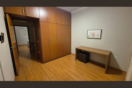 Casa de condomínio à venda com 242m², 4 quartos e 4 vagas Casa de condomínio à venda com 242m², 4 quartos e 4 vagasQuarto