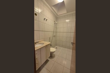 Casa de condomínio à venda com 242m², 4 quartos e 4 vagas Casa de condomínio à venda com 242m², 4 quartos e 4 vagasBanheiro