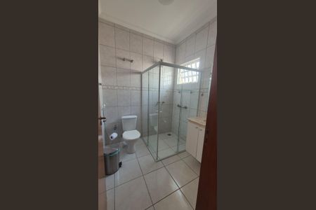 Casa de condomínio à venda com 242m², 4 quartos e 4 vagas Casa de condomínio à venda com 242m², 4 quartos e 4 vagasBanheiro