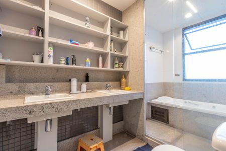 Apartamento à venda com 179m², 4 quartos e 5 vagasBanheiro Social