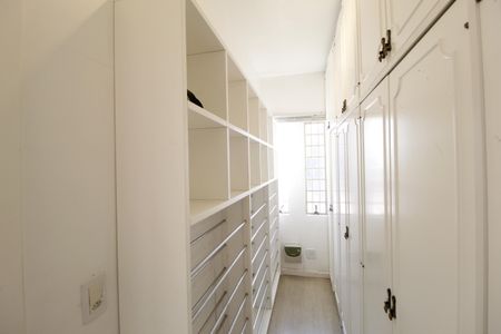 Casa à venda com 300m², 4 quartos e 2 vagasCloset