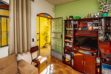 Casa para alugar com 180m², 2 quartos e 2 vagasSala