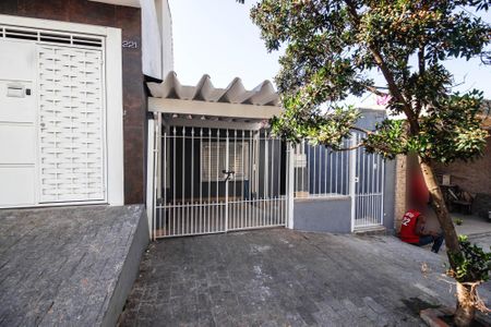 Casa à venda com 100m², 2 quartos e 1 vaga Casa à venda com 100m², 2 quartos e 1 vagaFachada
