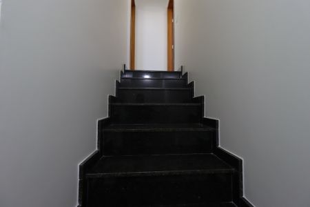 Casa à venda com 104m², 2 quartos e 3 vagasEscada para os quartos