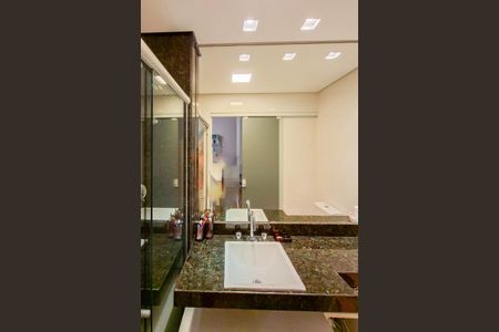 Apartamento à venda com 145m², 4 quartos e 3 vagas Apartamento à venda com 145m², 4 quartos e 3 vagasBanheiro da Suíte 1