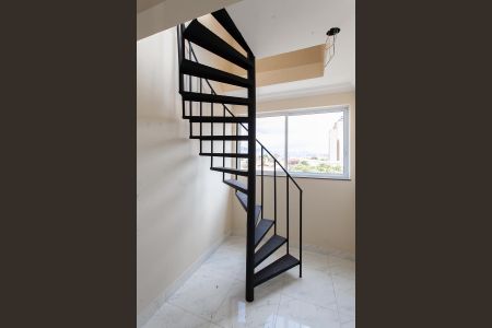 Apartamento à venda com 94m², 2 quartos e 2 vagas Apartamento à venda com 94m², 2 quartos e 2 vagasEscada