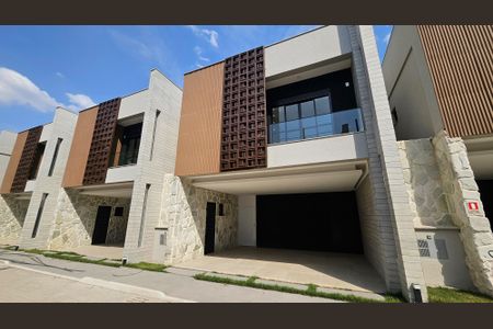Casa de condomínio para alugar com 153m², 3 quartos e 2 vagas Casa de condomínio para alugar com 153m², 3 quartos e 2 vagasFachada