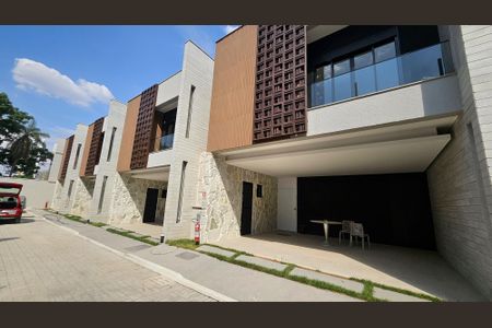 Casa de condomínio para alugar com 153m², 3 quartos e 2 vagas Casa de condomínio para alugar com 153m², 3 quartos e 2 vagasFachada