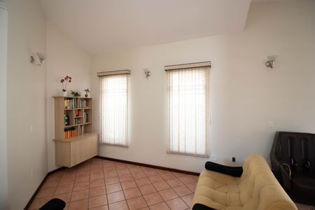 Casa à venda com 510m², 5 quartos e 6 vagasSala
