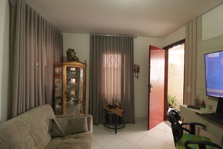 Casa à venda com 69m², 2 quartos e 1 vagaSala