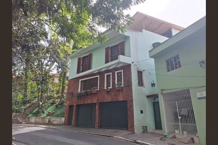 Casa à venda com 159m², 3 quartos e 4 vagas Casa à venda com 159m², 3 quartos e 4 vagasFachada