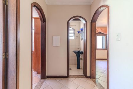 Casa para alugar com 350m², 4 quartos e 3 vagas Casa para alugar com 350m², 4 quartos e 3 vagasCorredor