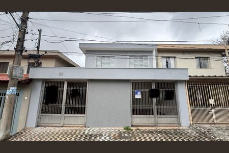 Casa à venda com 178m², 3 quartos e 2 vagas Casa à venda com 178m², 3 quartos e 2 vagasFachada
