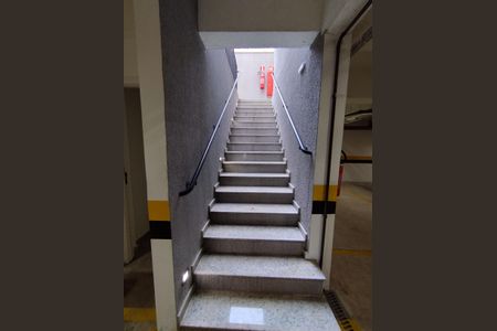 Casa para alugar com 100m², 2 quartos e 1 vaga Casa para alugar com 100m², 2 quartos e 1 vagaEscada para Estacionamento