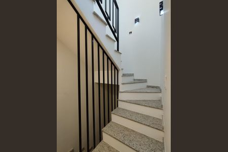 Casa para alugar com 100m², 2 quartos e 1 vagaEscada