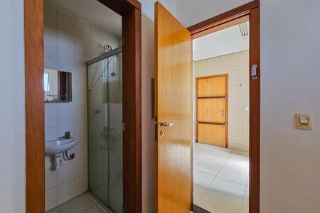 Apartamento à venda com 360m², 4 quartos e 4 vagas Apartamento à venda com 360m², 4 quartos e 4 vagasBanheiro de Serviço
