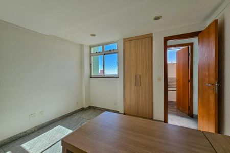 Apartamento à venda com 360m², 4 quartos e 4 vagas Apartamento à venda com 360m², 4 quartos e 4 vagasEscritório