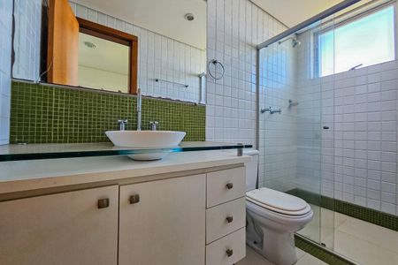 Apartamento à venda com 360m², 4 quartos e 4 vagas Apartamento à venda com 360m², 4 quartos e 4 vagasBanheiro da Suíte 2