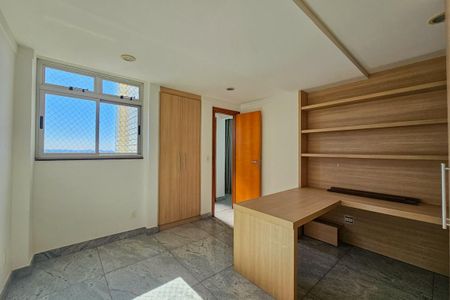 Apartamento à venda com 360m², 4 quartos e 4 vagas Apartamento à venda com 360m², 4 quartos e 4 vagasEscritório