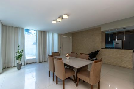 Apartamento à venda com 200m², 3 quartos e 6 vagas Apartamento à venda com 200m², 3 quartos e 6 vagasSala de Jantar