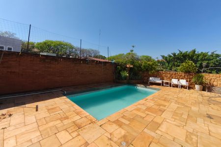 Casa à venda com 500m², 5 quartos e 6 vagas Casa à venda com 500m², 5 quartos e 6 vagasPiscina