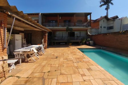 Casa à venda com 500m², 5 quartos e 6 vagas Casa à venda com 500m², 5 quartos e 6 vagasPiscina