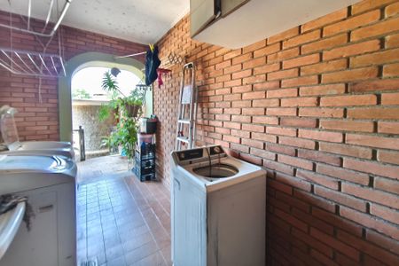 Casa à venda com 500m², 5 quartos e 6 vagas Casa à venda com 500m², 5 quartos e 6 vagasÁrea de Serviço