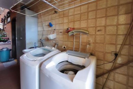 Casa à venda com 500m², 5 quartos e 6 vagas Casa à venda com 500m², 5 quartos e 6 vagasÁrea de Serviço