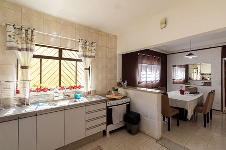Casa à venda com 300m², 3 quartos e 4 vagas Casa à venda com 300m², 3 quartos e 4 vagasCozinha