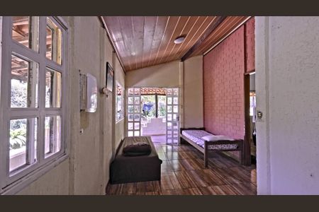 Sala  de casa de condomínio à venda com 3 quartos, 1000m² em Retiro do Chalé, Brumadinho