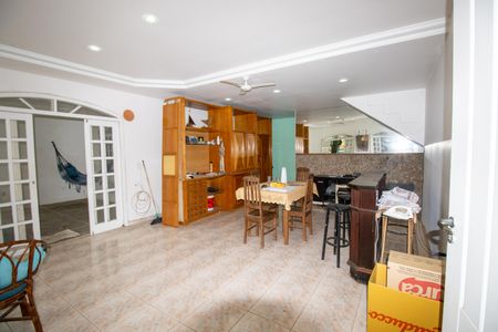 Sala de casa de condomínio para alugar com 5 quartos, 333m² em Vargem Grande, Rio de Janeiro