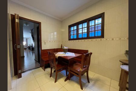 Casa à venda com 182m², 3 quartos e 3 vagasCozinha