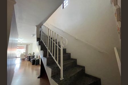 Casa à venda com 182m², 3 quartos e 3 vagasEscada