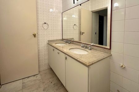 Apartamento à venda com 241m², 4 quartos e 1 vagaSuíte Banheiro