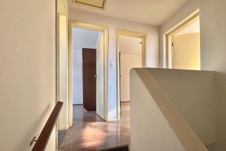 Hall da escada de casa de condomínio à venda com 3 quartos, 85m² em Cachoeirinha, Belo Horizonte