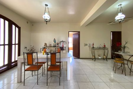 Casa à venda com 361m², 5 quartos e 8 vagas Casa à venda com 361m², 5 quartos e 8 vagasSala de Jantar