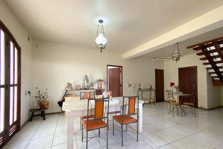 Casa à venda com 361m², 5 quartos e 8 vagas Casa à venda com 361m², 5 quartos e 8 vagasSala de Jantar
