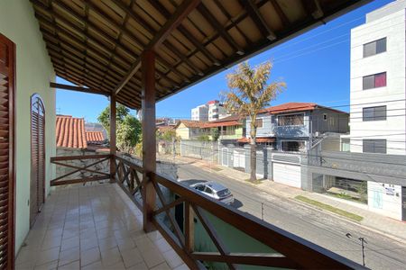 Casa à venda com 361m², 5 quartos e 8 vagas Casa à venda com 361m², 5 quartos e 8 vagasVaranda dos Quartos