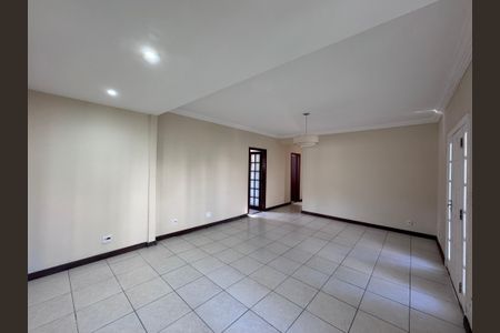 Casa para alugar com 130m², 3 quartos e 2 vagasSala