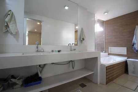 Casa de condomínio à venda com 600m², 7 quartos e 1 vagaQuarto 7 - Banheiro