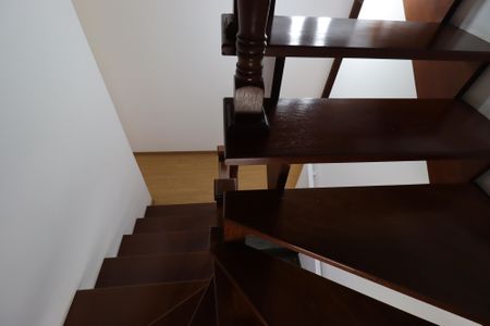 Casa à venda com 209m², 3 quartos e 7 vagasEscada piso superior