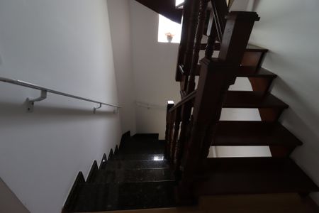 Casa à venda com 209m², 3 quartos e 7 vagasEscada piso inferior