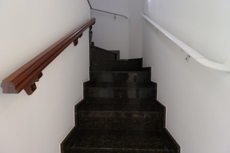 Casa à venda com 209m², 3 quartos e 7 vagasEscada piso inferior