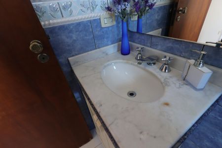 Casa à venda com 209m², 3 quartos e 7 vagasBanheiro da Suíte 1 - Pia