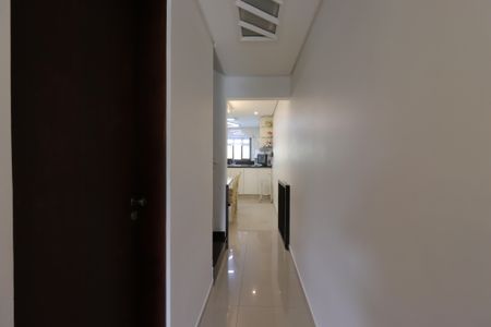 Casa à venda com 209m², 3 quartos e 7 vagasCorredor piso inferior
