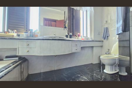 Apartamento à venda com 110m², 2 quartos e 2 vagas Apartamento à venda com 110m², 2 quartos e 2 vagasBanheiro da Suíte