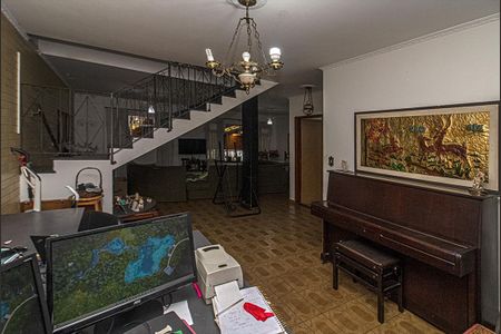 Casa à venda com 235m², 4 quartos e 4 vagasEscritório